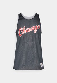 Top deportivo de malla negra con la palabra "Chicago" en un audaz script rojo en la parte frontal, con un patrón de perforación blanca y una etiqueta de logo en el dobladillo.