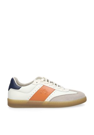 Baskets en cuir blanc avec panneau latéral orange, embout en daim beige, talon marine et semelle gomme, vue latérale avec lacets.