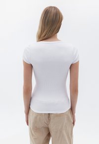 OXXO MIT U AUSSCHNITT - Camiseta básica - white