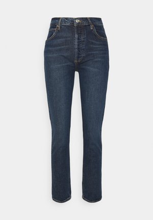 Pantalones vaqueros de mezclilla azul oscuro con un diseño de pierna recta, cintura alta, bolsillos delanteros y cierre de botón. Costuras visibles que acentúan todo el diseño.