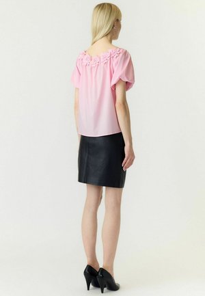 YAS, OFF-SHOULDER TOP YASMANLY - Blůza - pink lady