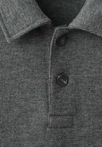 Graues Poloshirt mit strukturiertem Rippstoff, mit umgeschlagenem Kragen und zwei schwarzen Knöpfen auf der Vorderseite. Einfaches Design, ohne Muster.