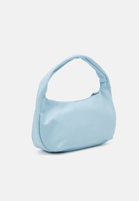 Ljusblå väska med en slät, mjuk yta, med rundad form och ett enda snurrat handtag. Inkluderar dragkedjestängning.