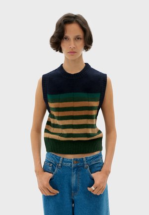 Mouwloze, gestreepte gebreide trui in marineblauw, groen en beige. Ribbelgebreide hals en zoom, met een textuurpatroon in contrasterende kleuren.