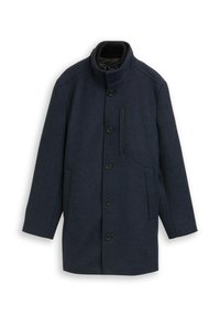 Abrigo de lana azul marino oscuro con un cuello alto, botones en la parte delantera, bolsillos laterales y un bolsillo en el pecho. Presenta un acabado texturizado y un diseño minimalista.
