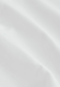 Tela blanca con una textura suave y lisa, que muestra pliegues sutiles y un ligero brillo. Ideal para diversas aplicaciones textiles.