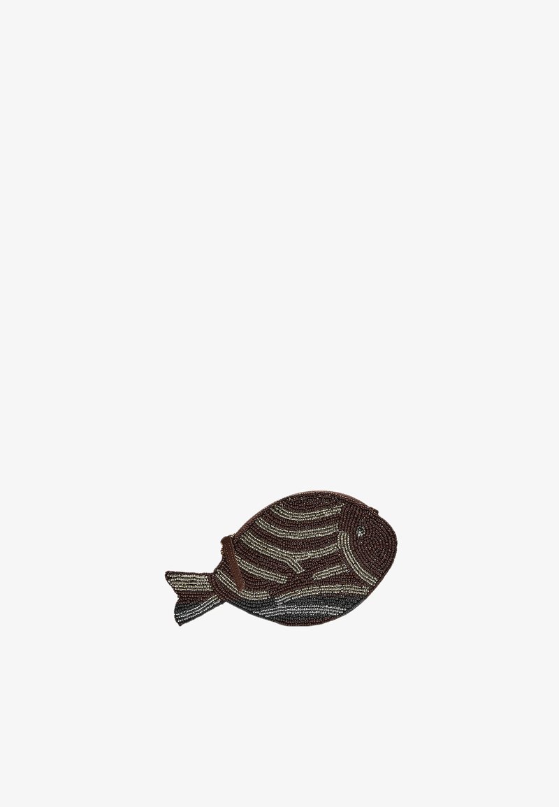 Broche en perles en forme de poisson marron foncé avec des motifs rayés marron clair et beige et une petite nageoire caudale.