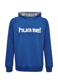 Blå hoodie med en känguruficka, justerbar dragsko på huvan och stort vitt "hummel"-logotyp på framsidan. Mjuk tyg med en slät struktur.