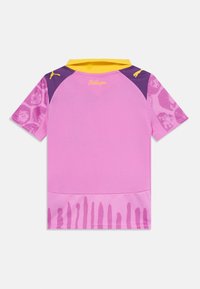 La polo a maniche corte presenta un corpo rosa con accenti viola e un colletto giallo. Notevole motivo di schizzi all'orlo e dettaglio del logo.