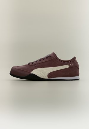 Baskets en daim bordeaux à profil bas avec une bande blanche latérale, semelle noire et design lacé, vues de côté sur fond neutre.