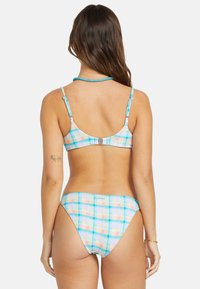 Bikini im pastellfarbenen Karomuster mit Blau-, Rosa- und Grüntönen. Hergestellt aus Stretchstoff, verfügt er über verstellbare Träger und einen Hardware-Verschluss.