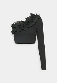 Musta lyhythihainen paita, jossa on ribbitekstuuri, yksi pitkä hiha ja vasemmassa olkapäässä röyhelökoriste. Ei muita yksityiskohtia.