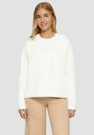 Weißer Rundhalsausschnitt-Pullover mit langen Ärmeln, aus weichem Material, mit einer lockeren Passform und minimalistischen Design. Heller Hintergrund.