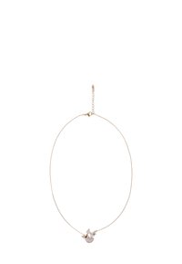 Aranyszínű nyaklánc vékony lánccal és hajóformájú medállal, melyet tiszta gyémántcseppkővel és díszítő elemekkel ékesítettek.