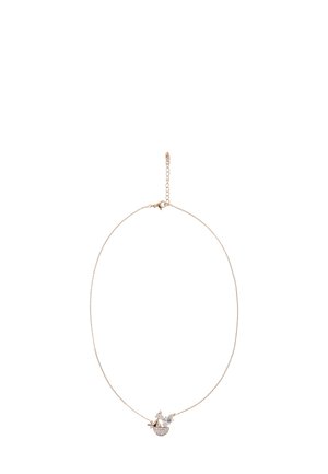 Zlatý náhrdelník se tenkým řetízkem a přívěskem ve tvaru lodi, zdobený jasnými rhinestones a dekoračními akcenty.