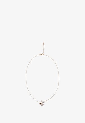 Zlatý náhrdelník se tenkým řetízkem a přívěskem ve tvaru lodi, zdobený jasnými rhinestones a dekoračními akcenty.