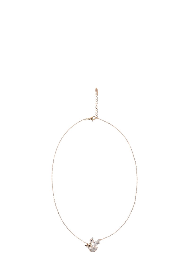 Aranyszínű nyaklánc vékony lánccal és hajóformájú medállal, melyet tiszta gyémántcseppkővel és díszítő elemekkel ékesítettek.