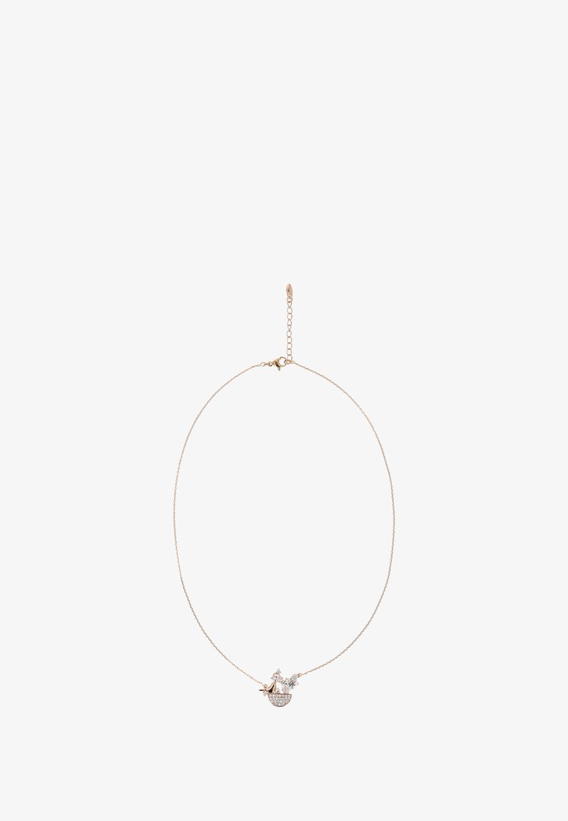 Aranyszínű nyaklánc vékony lánccal és hajóformájú medállal, melyet tiszta gyémántcseppkővel és díszítő elemekkel ékesítettek.