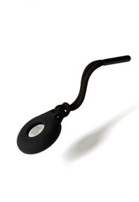 Schwarzes, kreisförmiges Werkzeug mit einer zentralen Linse, das an einem geflochtenen schwarzen Kabel und einem dünnen schwarzen Griff befestigt ist, entworfen zum Greifen oder Heben.