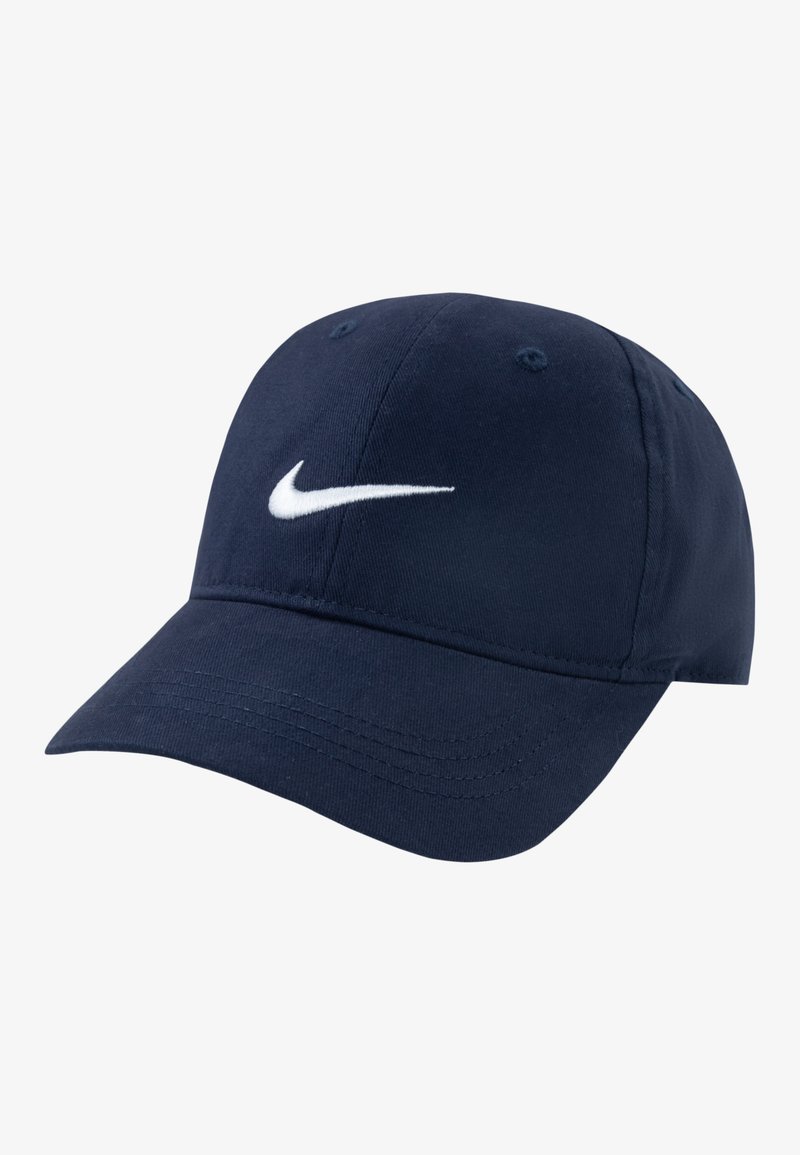 Tamna plava kapa od pamuka, s zakrivljenim vizirom i bijelim Nike logotipom izvezenim na prednjoj strani. Uključuje otvore za ventilaciju.