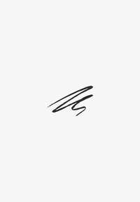 Tratti astratti di inchiostro nero formano una rapida forma zigzag curvata su uno sfondo bianco.