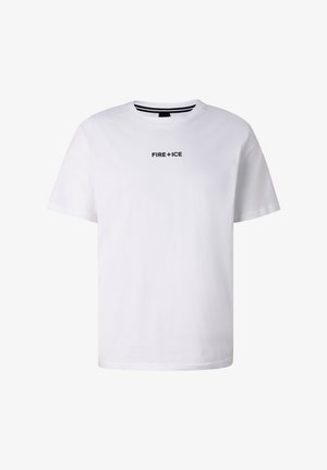 Bílé tričko s kulatým výstřihem a krátkými rukávy, na prsou uprostřed je černě vytištěn nápis „FIRE + ICE".