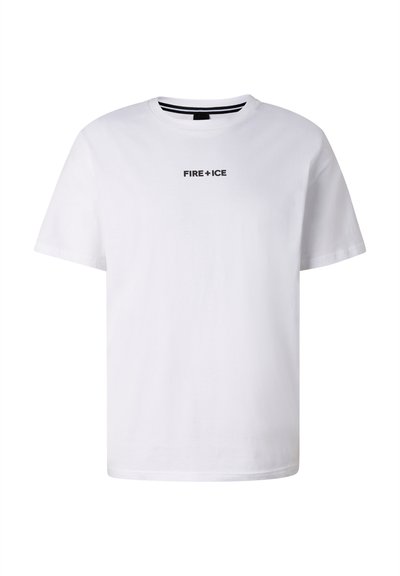 T-shirt blanc à col rond avec manches courtes, arborant l'inscription "FIRE + ICE" en noir centrée sur la poitrine.