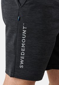 Mörkgrå atletiska shorts i texturerat material, med en vit logotyp på sidan och en liten blå accenttag vid fickan.