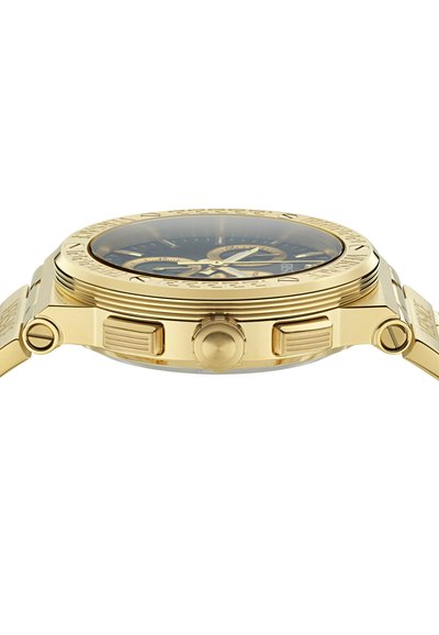 Ceas auriu cu carcasă rotundă, cadran negru, trei sub-cadrane, bezel gravat și butoane texturate. Brățară metalică netedă.