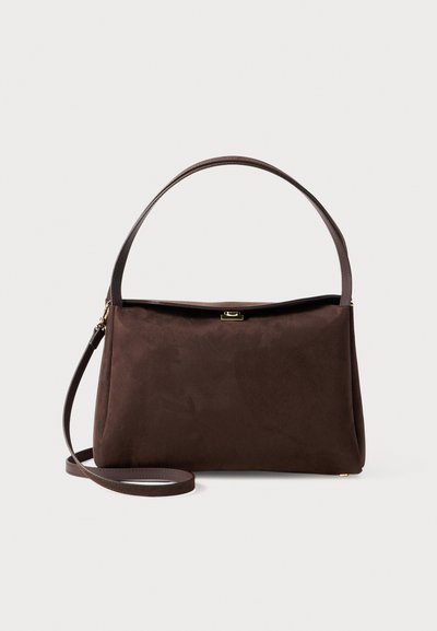 Borsa a tracolla in suede marrone con forma strutturata, ampia tracolla e dettaglio della chiusura dorata sul flap superiore. Texture liscia con finitura opaca.