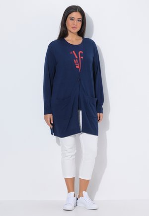 Ulla Popken STRICKJACKE, KNOPFVERSCHLUSS, V-AUSSCHNITT, LANGARM - Cardigan - ink blue
