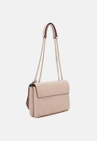 Borsa a tracolla in pelle beige con chiusura a patta, motivo stampato e tracolla in catena dorata. Presenta una silhouette inclinata e bordi a contrasto.