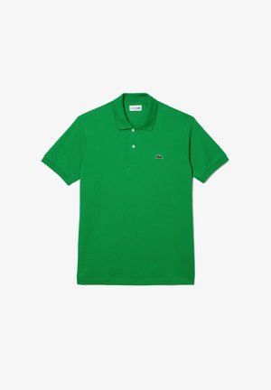 Vihreä lyhythihainen polo-paita, joka on valmistettu puuvillasta. Paidassa on kauluspaita, kaksi nappia etupuolella ja brodeerattu logo vasemmassa rintamuksessa.