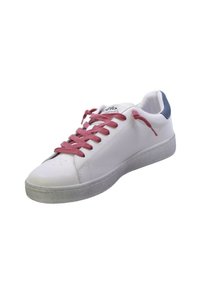 Sneaker bianca con lacci rosa, tomaia in pelle liscia, suola in gomma grigia e un accento blu sul tallone. Punta forata per la traspirabilità.