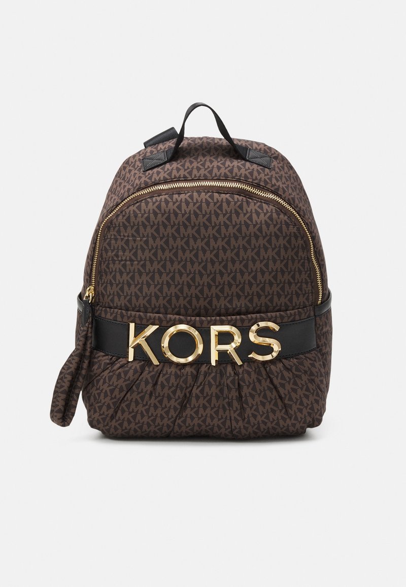 Sac à dos en tissu marron avec motif monogramme, fermeture éclair dorée et grand logo "KORS" sur une bande noire. Comprend des détails plissés et des bretelles doubles.