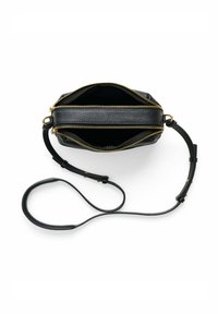 Zwarte leren crossbody tas met een gestructureerd oppervlak, twee gouden ritsen en een dunne schouderband, die een compacte, ronde vorm toont.