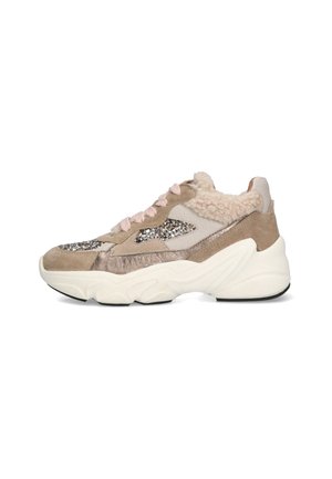 Baskets chunky en suède beige avec des accents argentés et des lacets roses. Comprend un col moelleux et une semelle texturée pour un meilleur grip et un confort optimal.