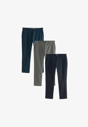 Tres pares de pantalones: azul oscuro, gris y marino. Cada uno cuenta con un diseño de frente plano, con bolsillos y botón de cierre. Tela de mezcla de algodón.