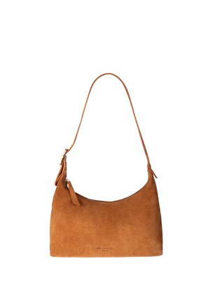 Braune Wildleder-Schultertasche mit schmalem Riemen, Reißverschluss und kleinem geprägtem Markennamen nahe der unteren Mitte.