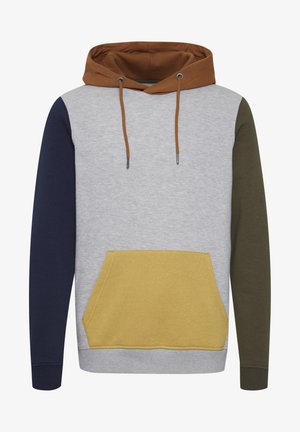 Mikina s kapucňou so sivým telom, hnedou kapucňou, námorníckymi a olivovo zelenými rukávmi a žltou prednou klokankou. Vyrobená z mäkkej látky.