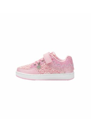 Scarpa da ginnastica rosa per bambini con dettagli in pizzo, charm a forma di cuore sulle stringhe, cinturino in velcro e suola bianca con battistrada rosa.