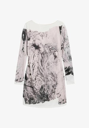 Rochie cu mâneci lungi, până la genunchi, cu un model floral abstract în nuanțe de roz pal și negru pe un fundal alb.