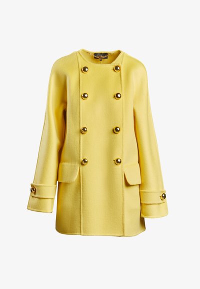 Geltonas vilnos mišinio paltas su dviguba saga, auksinės spalvos mygtukais, dviem priekinėmis kišenėmis ir apvaliu iškirpimu.