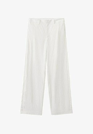 Białe spodnie o szerokich nogawkach z cienkimi pionowymi czarnymi prążkami i przednimi szlufkami na pasek, rozłożone na białym tle.