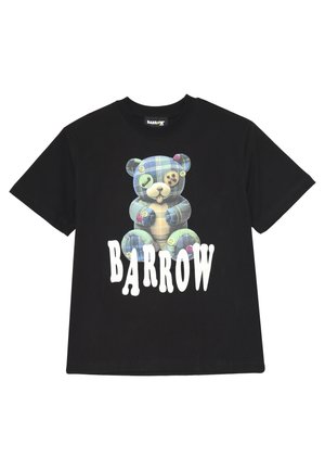 T-shirt in cotone nero con una grafica di un orsetto di peluche con un motivo a quadri, circondato da bottoni colorati e la scritta "BARROW" in bianco.