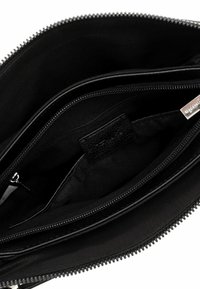 Astuccio nero con zip e scomparti multipli. Realizzato in tessuto liscio, presenta un interno elegante e un piccolo cartellino.