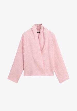 Hellrosa Langarmbluse mit drapiertem, gekreuztem Vorderteil und kragenlosem Ausschnitt, vor weißem Hintergrund dargestellt.