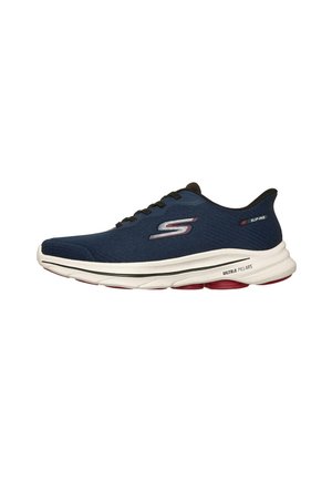 Marineblauwe sportschoen met zwarte veters, witte zool met Ultra Pillars-opdruk en rode details, met een zilveren "S" logo aan de zijkant.