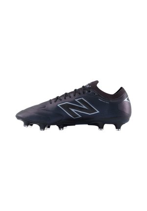 Sort New Balance fodboldstøvle med snørelukning, knotter under sålen for greb og sølvlogo på siden og hælen.