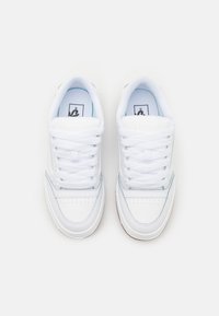 Weiße Turnschuhe mit einem Obermaterial aus glattem Leder, gepolstertem Zungen- und Kragenbereich, rundem Zehenbereich, hellblauen Nähten und weißen Schnürsenkeln. Gummisohle.